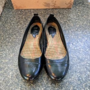 Born Annabelle in Black flats size 7